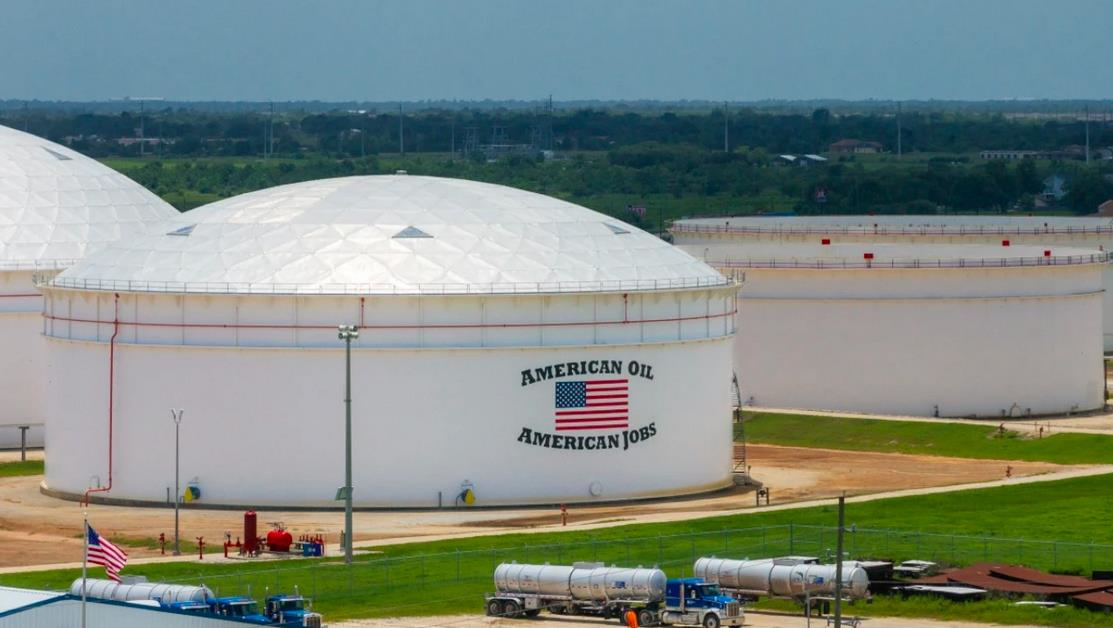 Trump pide mantener bajos los precios del petróleo tras ataques a Irán