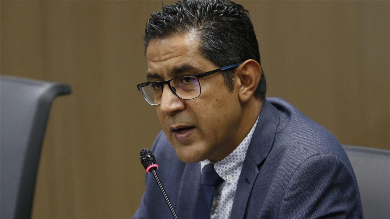 Nogui Acosta descarta renuncia, aunque no sabe si seguirá como ministro luego del 1° de agosto