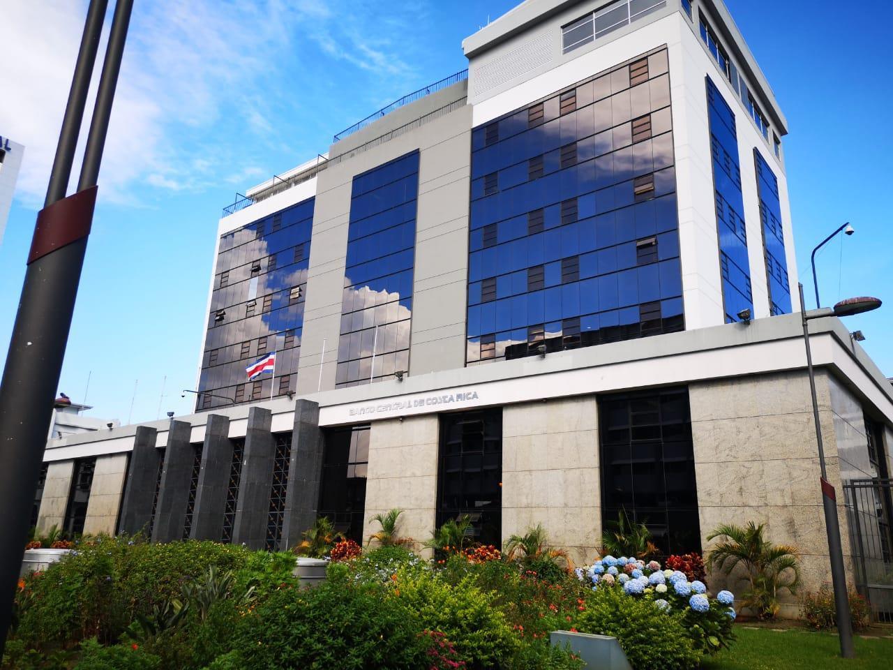 Economistas aseguran que el Banco Central puede reducir más su tasa