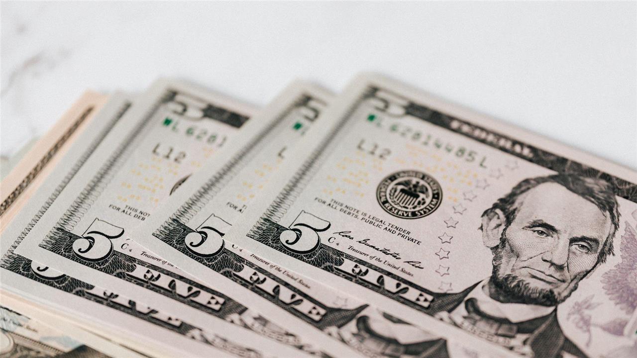 Precio de venta del dólar alcanza su nivel más bajo en 21 años