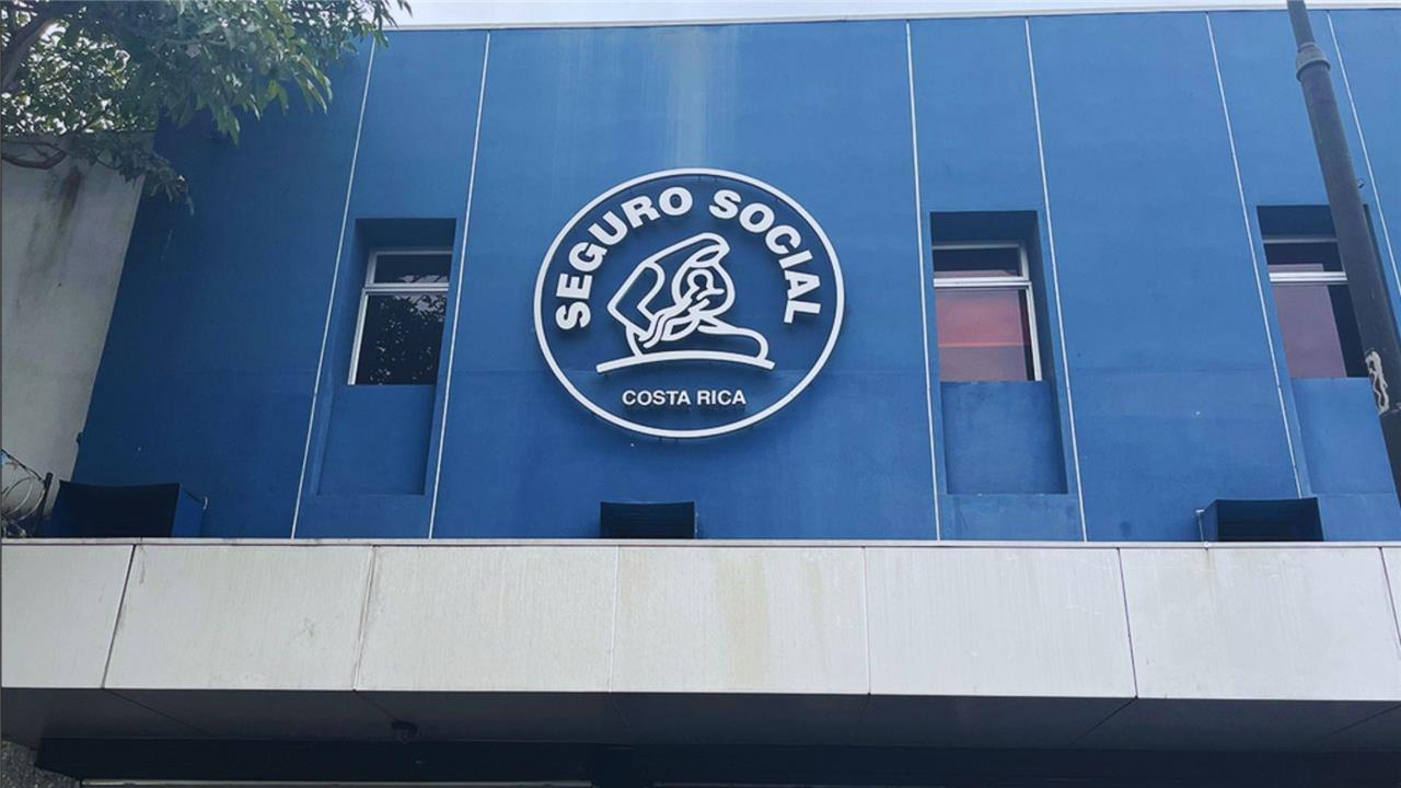 CCSS plantea crear impuesto a la salud o elevar el IVA para financiar atención médica en Costa Rica