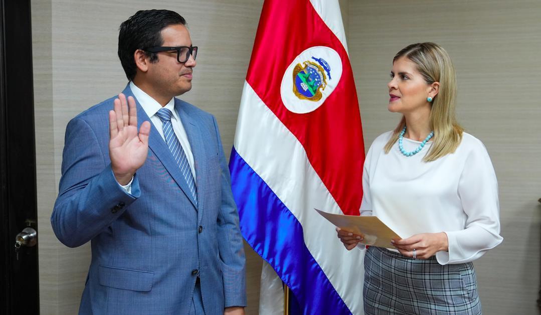 Víctor Julio Carvajal Porras asume Viceministerio de Ingresos del Ministerio de Hacienda