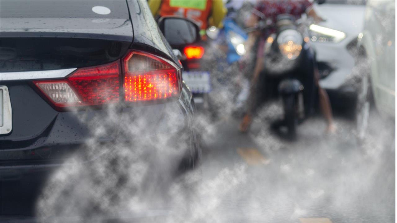 Ministro de Hacienda anuncia nuevo impuesto a vehículos por contaminación