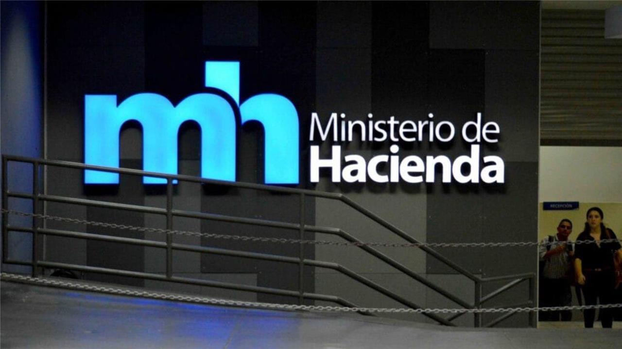 Rodrigo Chaves da marcha atrás con directriz para trasladar y reubicar funcionarios de Hacienda