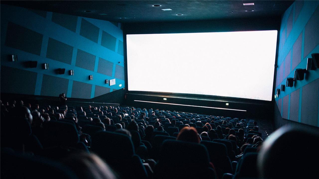 Tributación cierra dos salas de cine y oficinas centrales de CCM Cinemas