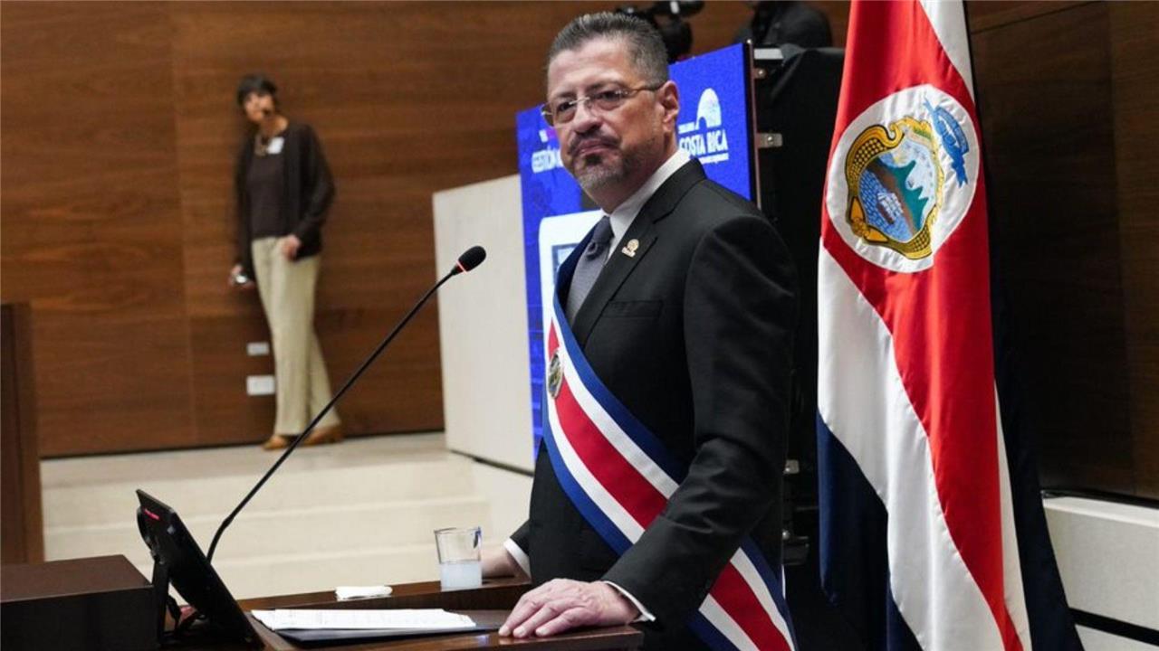 Presidente Chaves Robles presenta informe de labores del primer año de su mandato