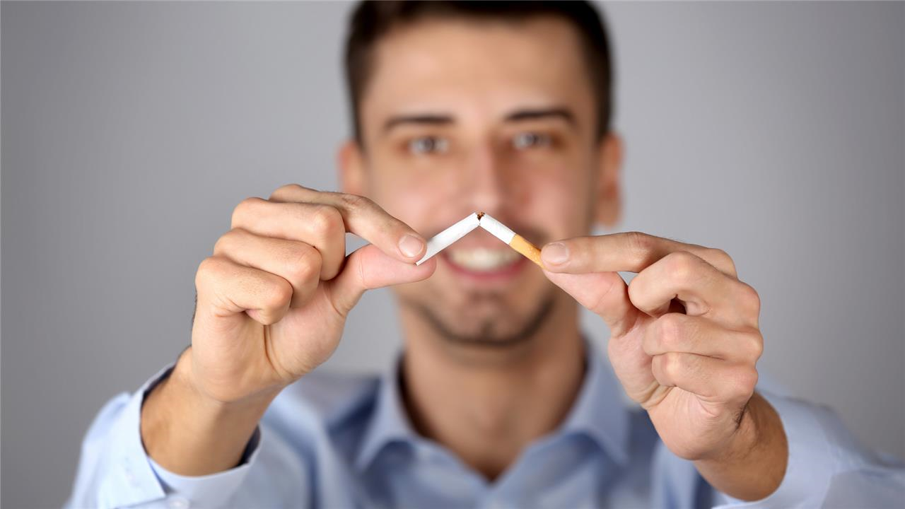 Salud se aparta de su posición usual y se opone a plan para subir impuestos a productos de tabaco para bajar fumado